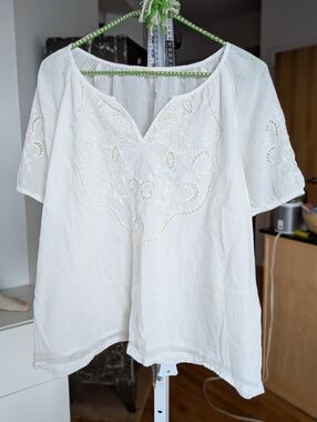 Gauzy White Embroidered V-Notch Tunic M